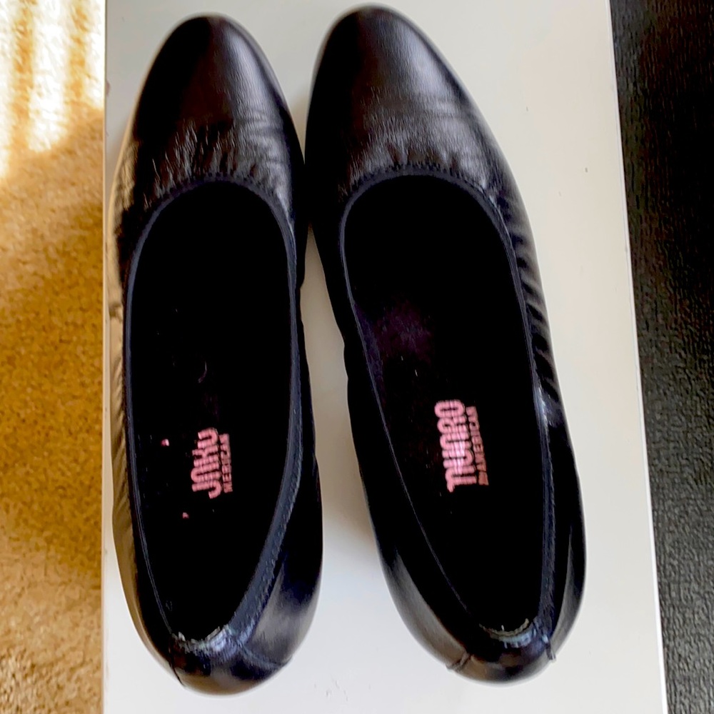Munro black heeled shoes